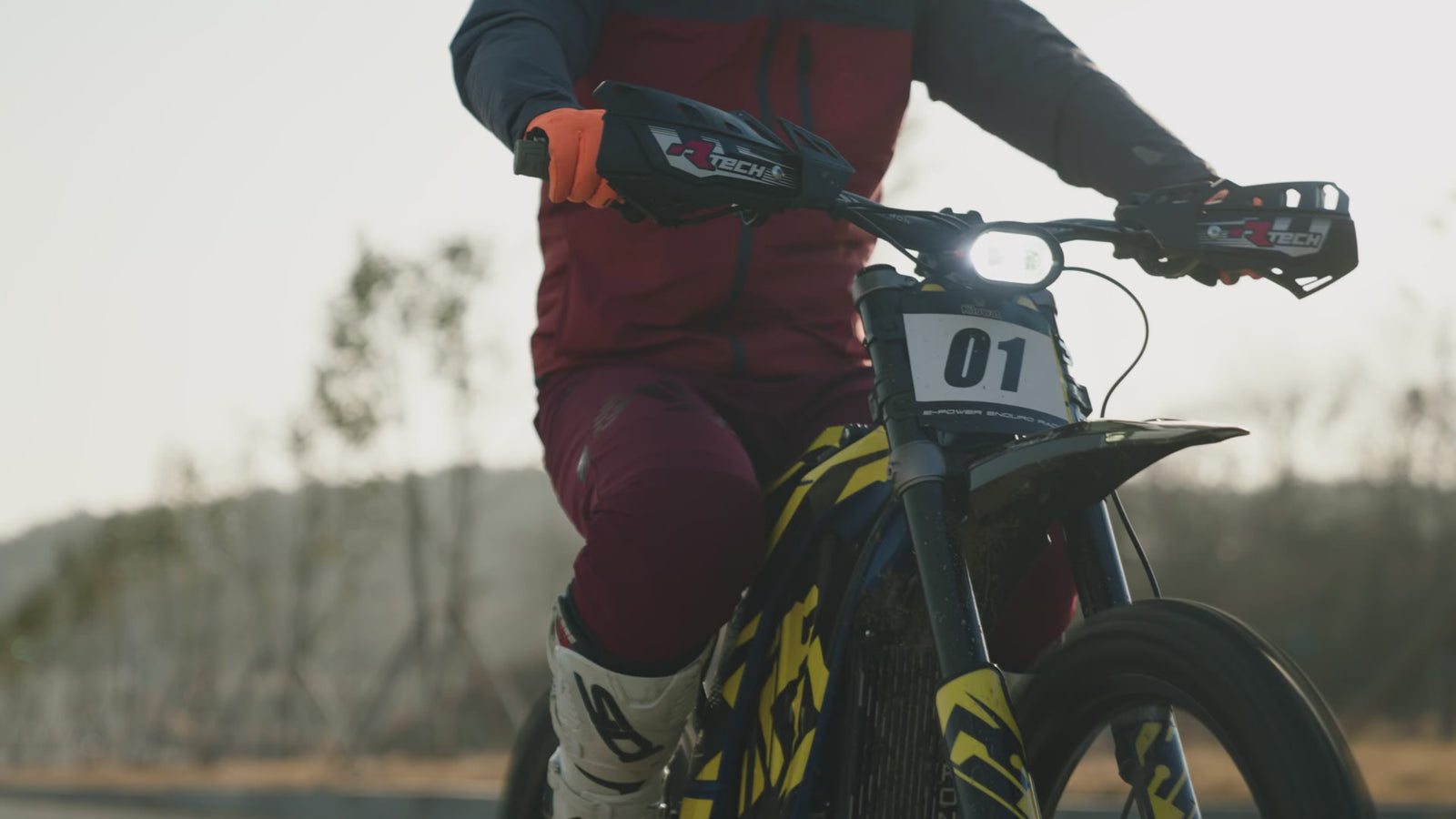 Sur-Ron Ultra Bee L3E Trail T – Schwarz &amp; Gelb – Entfesseln Sie den ultimativen Trail-Dominator